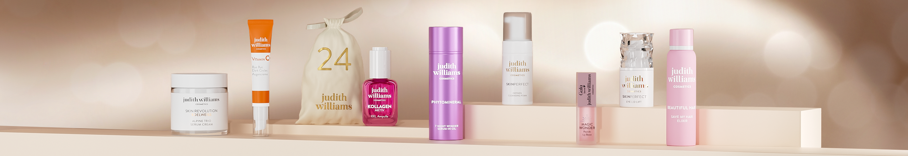 Produkte aus dem Judith Williams Cosmetics Adventskalender mit einem Adventskalender Säckchen.