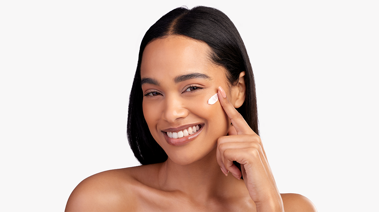 Model trägt die Kollagen Aktiv Nachtcreme von Judith Williams Cosmetics auf.