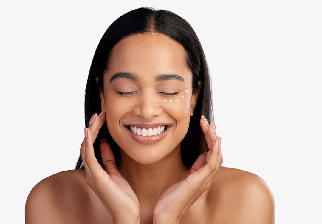 Model mit Augencreme unter den Augen