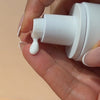 Eye Lid Lift Textur auf den Fingern